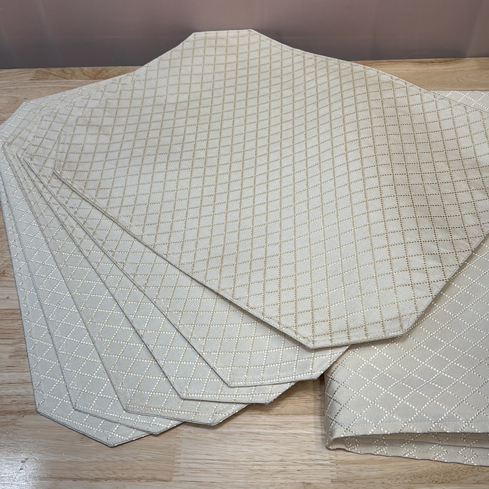 Oblong Cream Diamond Pattern Tablecloth & 6 matching Placements Diamond Pique